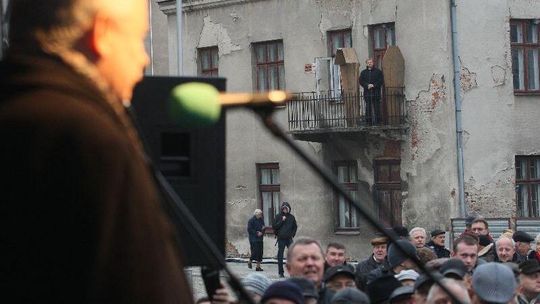 Kaczyński przywitany trumną w Kielcach (zdjęcia, wideo)