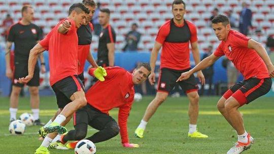 Kadra już w Nicei. Kulisy przygotowań do meczu z Irlandią (wideo)