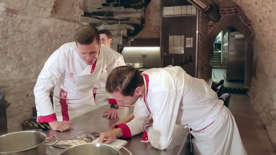 Kadrowicze w kuchni. Jak Szczęsny z Krychowiakiem lepili pierogi (wideo)