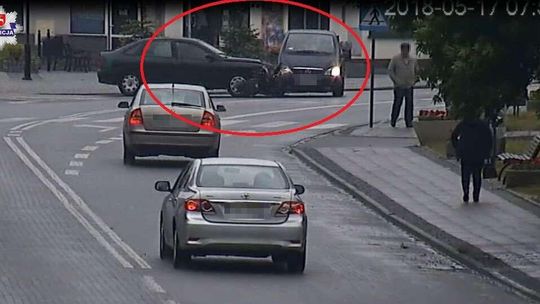 Kamera monitoringu zarejestrowała zderzenie samochodów [wideo]