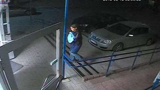 Kamera nagrała kobietę, która porzuciła noworodka w szpitalu (wideo)