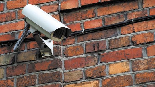 Kamera obserwuje mieszkańców, czy właściwie segregują śmieci