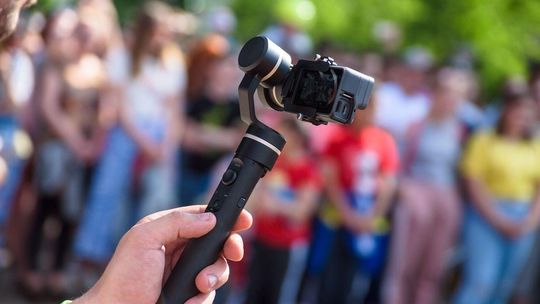 Kamera z gimbalem. Zapomnij o niestabilnych nagraniach