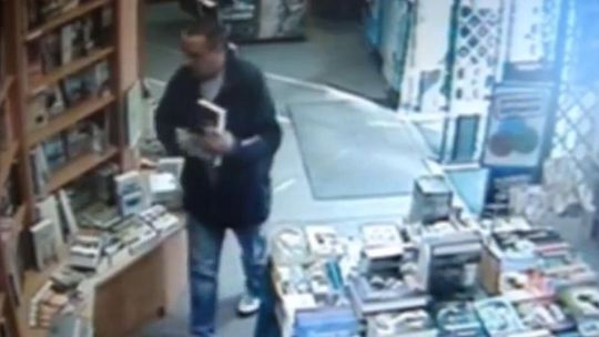 Kamery nagrały złodzieja. Niech go zobaczą - mówi księgarz (wideo)