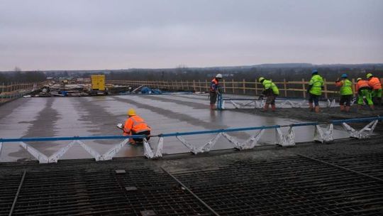 Kamień: Pogoda sprzyja budowie mostu na Wiśle