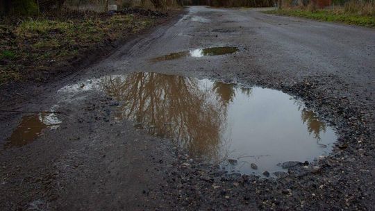 Kamieni nawieźli za darmo. Burmistrz: Bierzcie i rozsypujcie