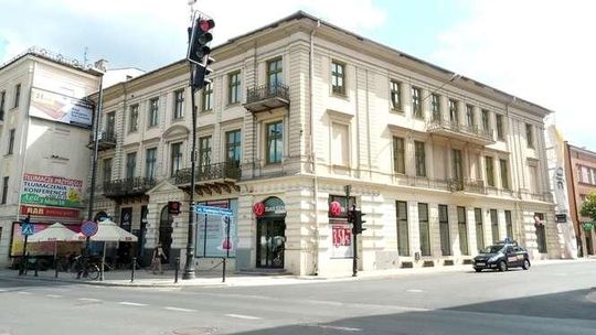Kamienica na rogu Krakowskiego Przedmieścia i Chopina trochę zzielenieje