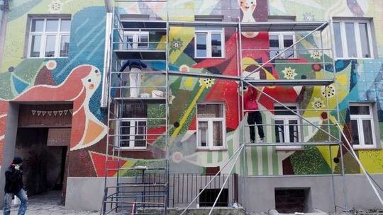 Kamienica na Starych Bronowicach zmieniła się nie do poznania. Cała w kolorowej mozaice