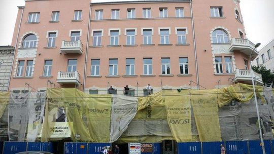 Kamienica przy Al. Racławickich 6. Jest odnowiona elewacja