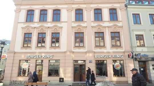 Kamienica przy deptaku zmieniła najemcę. Druga restauracja tej sieci