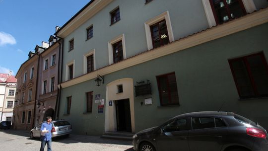 Kamienica z PiS-em. Sprzedaż odroczona