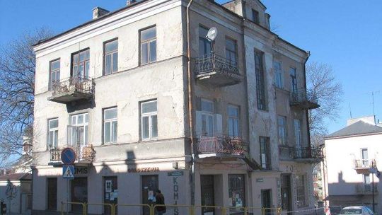 Kamienica zrzuca tynk na przechodniów