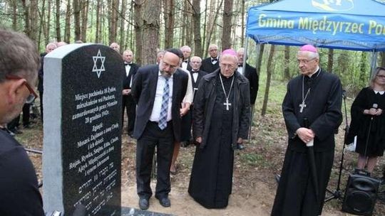 Kamienie pamięci w Puchaczach. "Przywrócić godność pomordowanym Żydom"