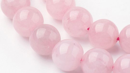 Kamienne koraliki w biżuterii: materiały, kształty i pomysły na wykorzystanie