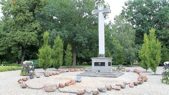 Kamienny różaniec wrócił na skwer. Wcześniej konserwator się nie zgadzał