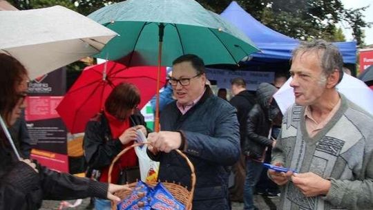 Kampania na słodko. Grzegorz Bierecki rozdawał wafelki