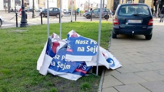 Kampania wyborcza w Lublinie: Ulotki pod kościołami, plakaty na latarniach 
