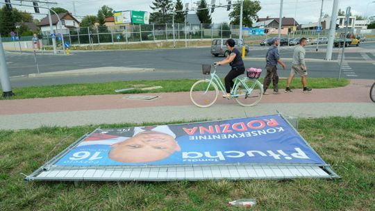 Kandydaci wdzięczą się do wyborców z płotków na trawnikach. Czy to jest bezpieczne?