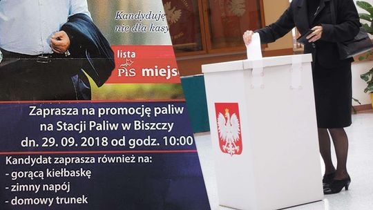 Kandydat częstuje kiełbasą, zapowiada promocję na stacji paliw i domowy trunek