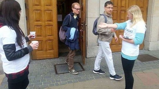 Kandydat Kukiza częstował uczniów kawą. Palikot rozdawał ziołową herbatę