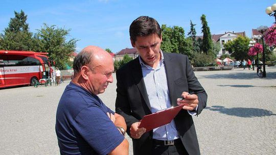 Kandydat na prezydenta Białej Podlaskiej ankietuje mieszkańców
