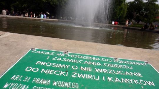 Kąpiel po Nocy Kultury. Jaki przepis zabrania wchodzenia do fontanny?