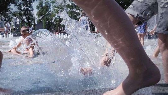 Kąpiele w fontannie na placu Litewskim jednak będą legalne