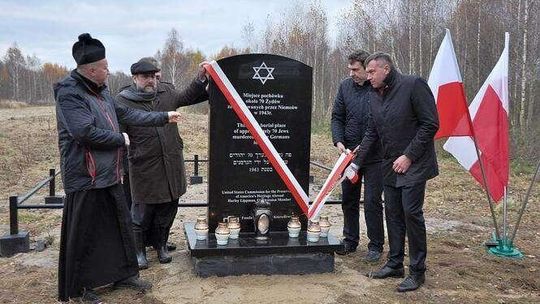 Kaplonosy: Odsłonięto pomnik ku pamięci pomordowanych Żydów