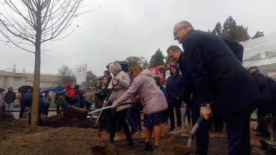 Kapsuła czasu zakopana. Umieszczono na niej prośbę