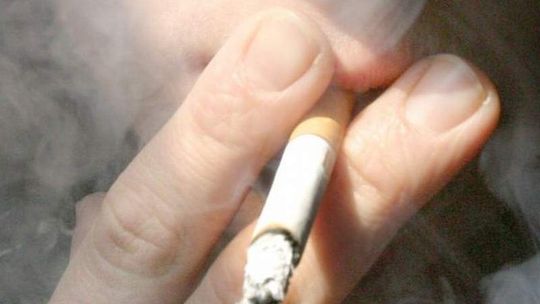 Karał \"mandatem\" za papierosa. Stanie przed sądem
