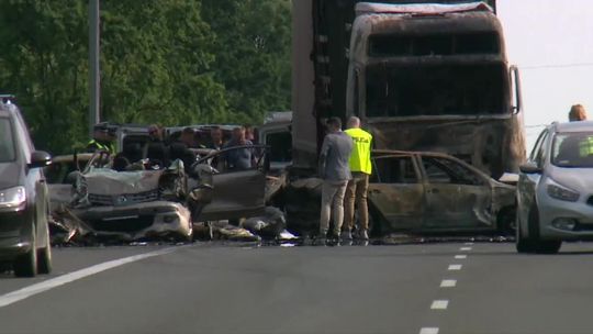 Karambol na drodze A6 pod Szczecinem. Nie żyje sześć osób, kierowca ciężarówki zatrzymany [wideo]