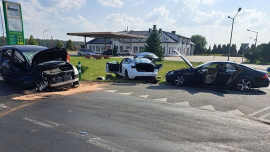 Karambol na krajówce. Cztery zniszczone auta, dwie kobiety w szpitalu