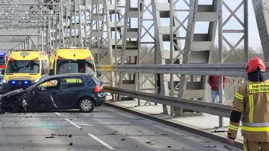 Karambol na moście w Puławach. Są poważne utrudnienia w ruchu