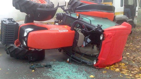 Karczmiska: Wypadek ciężarówki we mgle. Traktor spadł z naczepy (zdjęcia)