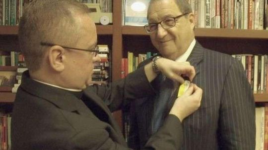 Kardynał Dziwisz odznaczył dyrektora Foxmana