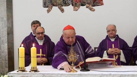 Kardynał Dziwisz przybywa z relikwiami do Lublina