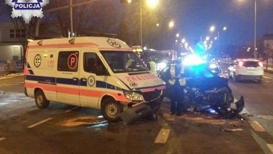 Karetka jechała do pacjenta. Zderzyła się z toyotą. Cztery osoby w szpitalu