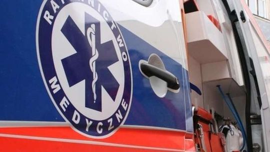 Karetka jechała na sygnale i zderzyła się z fordem. Jedna osoba w szpitalu