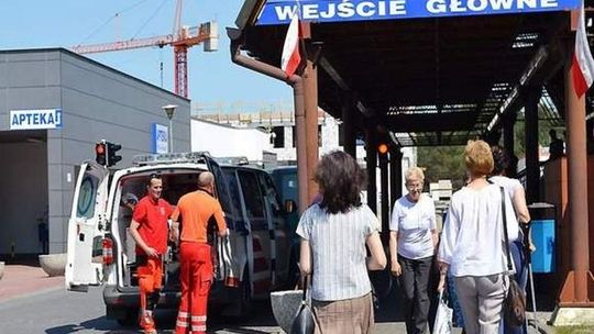 Karetka nie przyjechała. Sąsiedzi sami przewieźli chorą  na operację