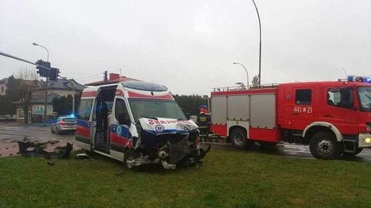 Karetka pogotowia na sygnale wjechała na skrzyżowanie. Zderzyła się z fordem