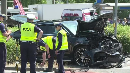 Karetka zderzyła się z innym samochodem, wjechała w przystanek. Zginęła kobieta