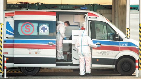 Karetki kursują z chorymi pomiędzy miastami. Wojewoda przyznaje, że w szpitalach nie ma miejsc