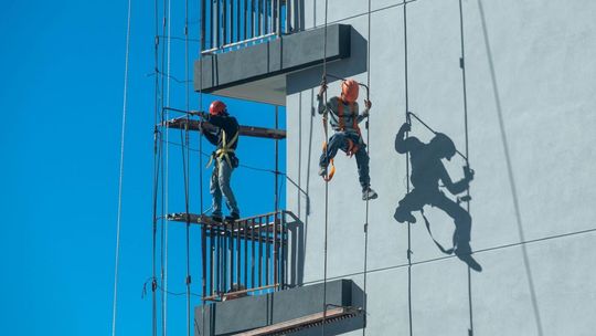 Kariera w alpinizmie przemysłowym - jak zostać specjalistą od prac wysokościowych?