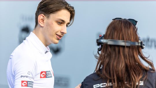 Karol Kręt, 20-letni polski kierowca wyścigowy, który w sezonie 2026 wystartuje w Porsche Carrera Cup Benelux