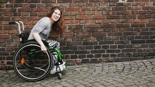 Karolina marzy o nowym wózku. Na refundację może liczyć dopiero za rok