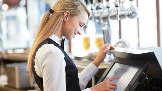 Kasa gastronomiczna a zwykła kasa online: dlaczego dedykowane urządzenie wygrywa w restauracji?