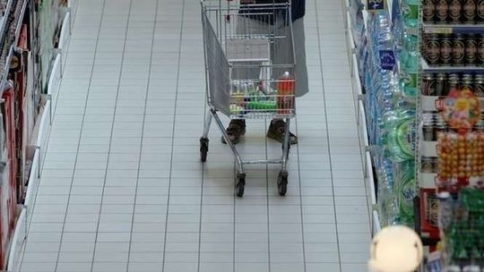 Kasjerka miała wódkę w butelce po napoju. Właściciel się zorientował