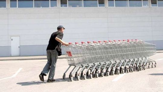 Kasjerka nie może mieć butelki z wodą. "Musiałam mieć zaświadczenie od lekarza"