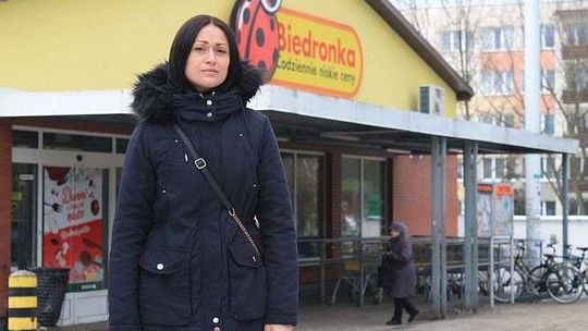 Kasjerka z Biedronki podczas napadu pomogła ochroniarzowi. Zwolnili ją z pracy