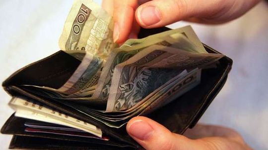 Kasjerka ze sklepu spożywczego grzebała w portfelu klienta. Wyciągnęła 1700 zł